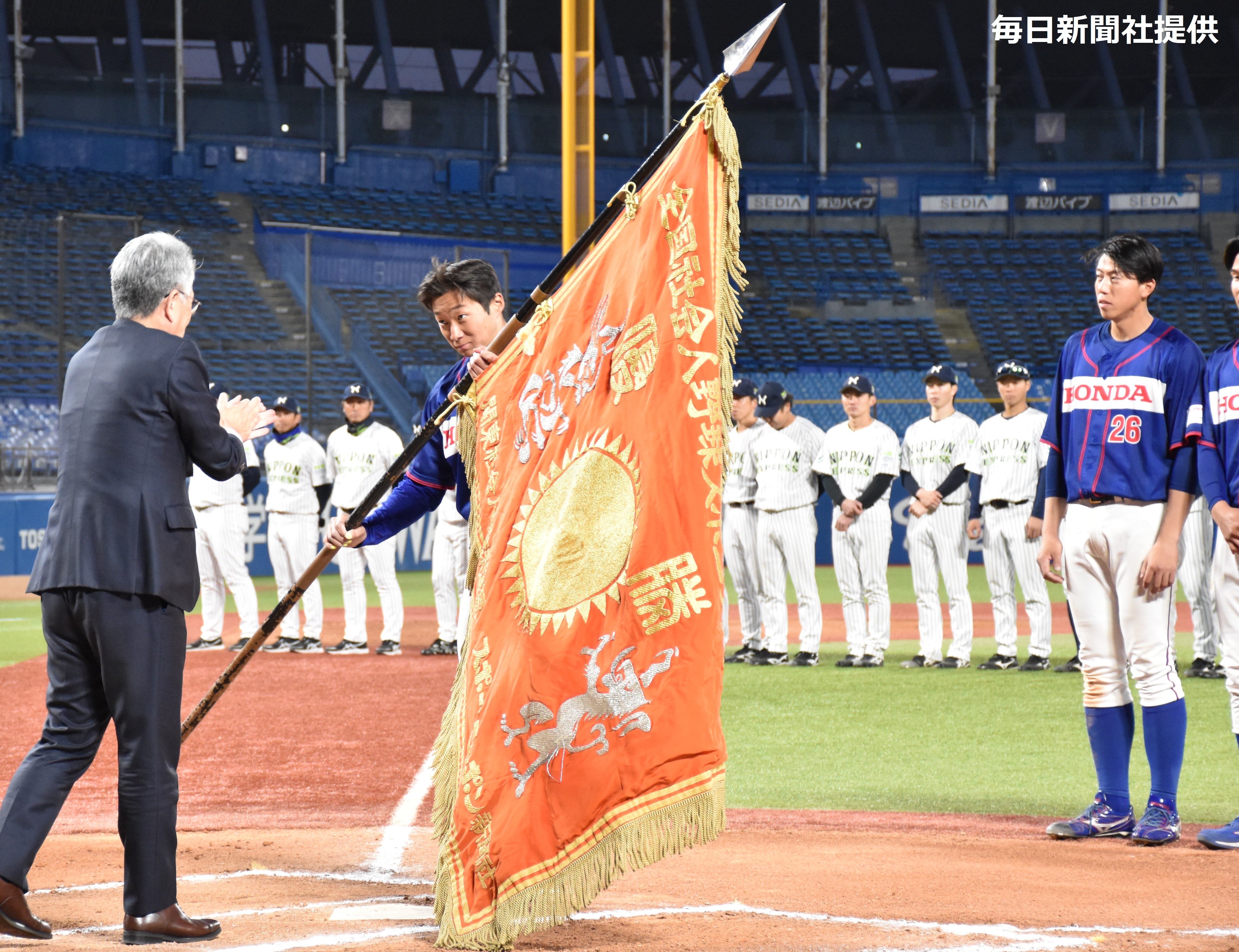 【提供】写真①＝優勝旗を受け取るHondaの辻野雄大主将.JPG