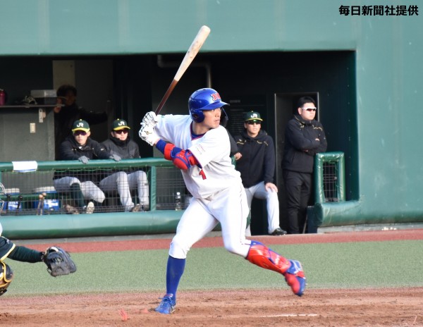 【提供】写真②＝全５試合に先発出場し、１９打数６安打４打点と活躍した新人の金城飛龍外野手。新人賞にも選ばれた__medium.jpg