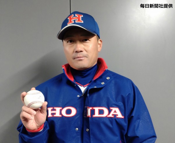 【提供】写真③＝初戦勝利後、選手から渡されたウイニングボールを持つ多幡雄一監督.JPG