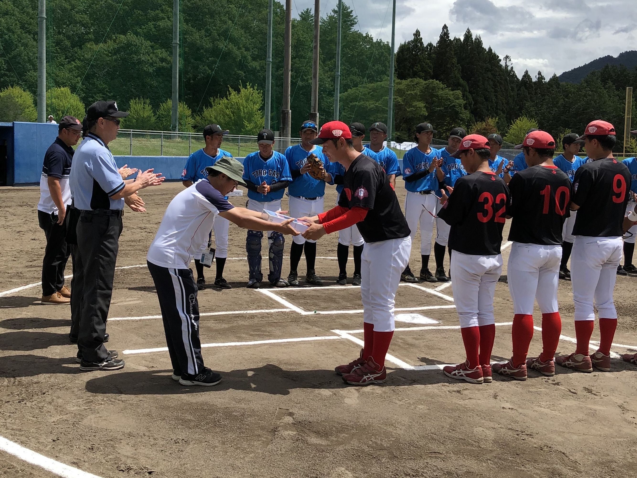 第37回高山大会_記念品贈呈.jpg