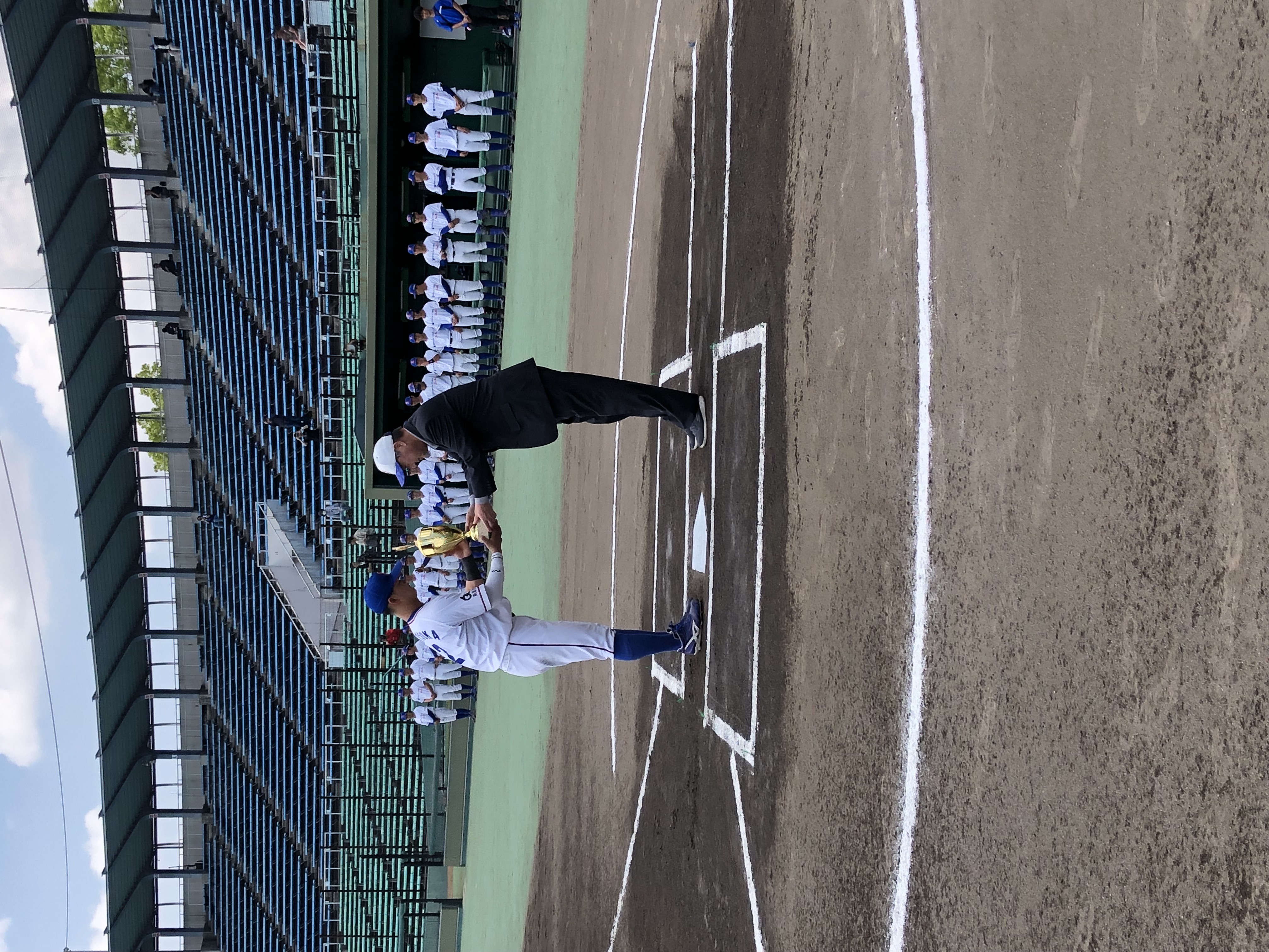 優勝レプリカ授与